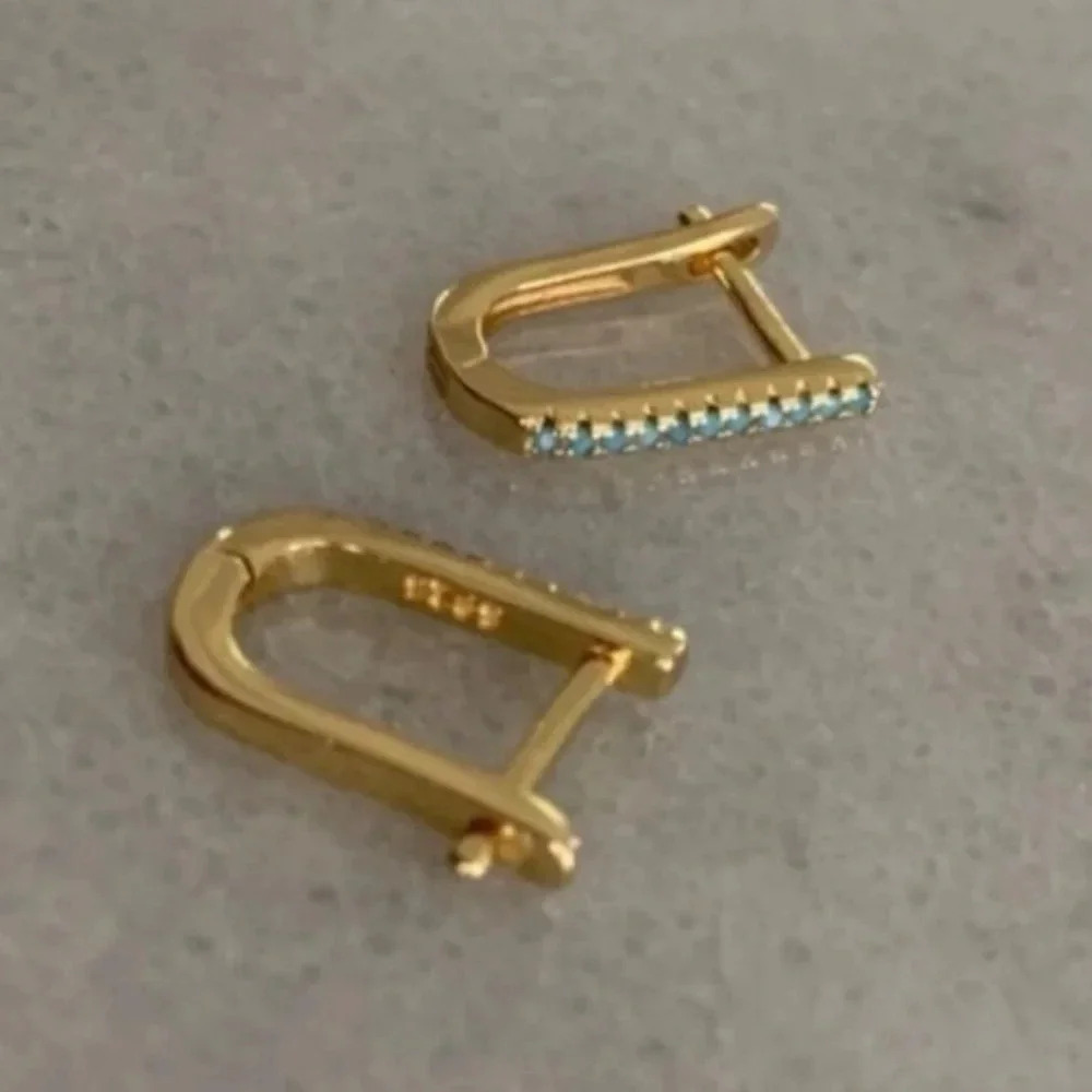 Gold Turquoise Crystal Oval Hoop Earrings 

Brand New - Picture 3 of 6